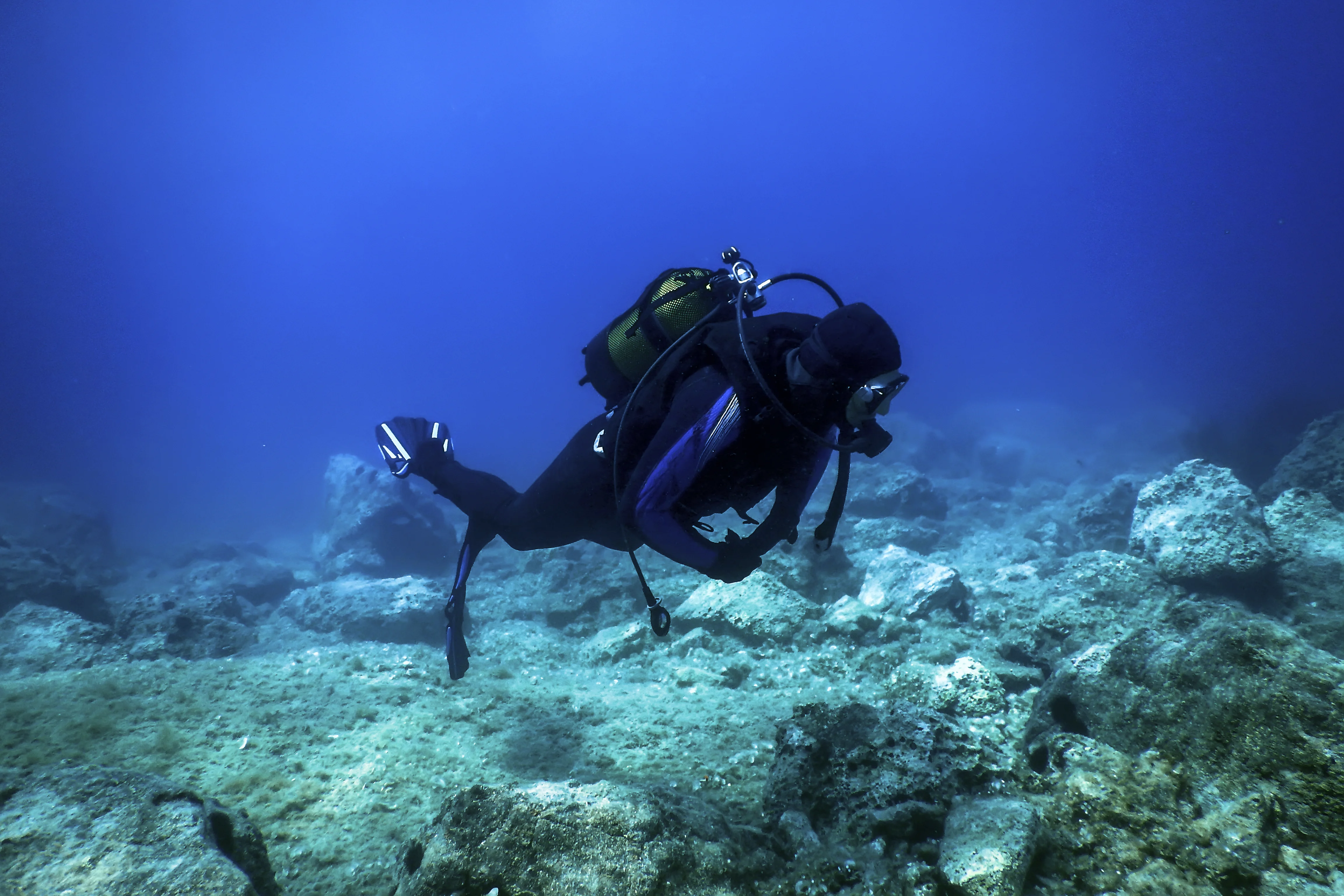Alumno del curso Open Water Diver practicando buceo en Mahahual