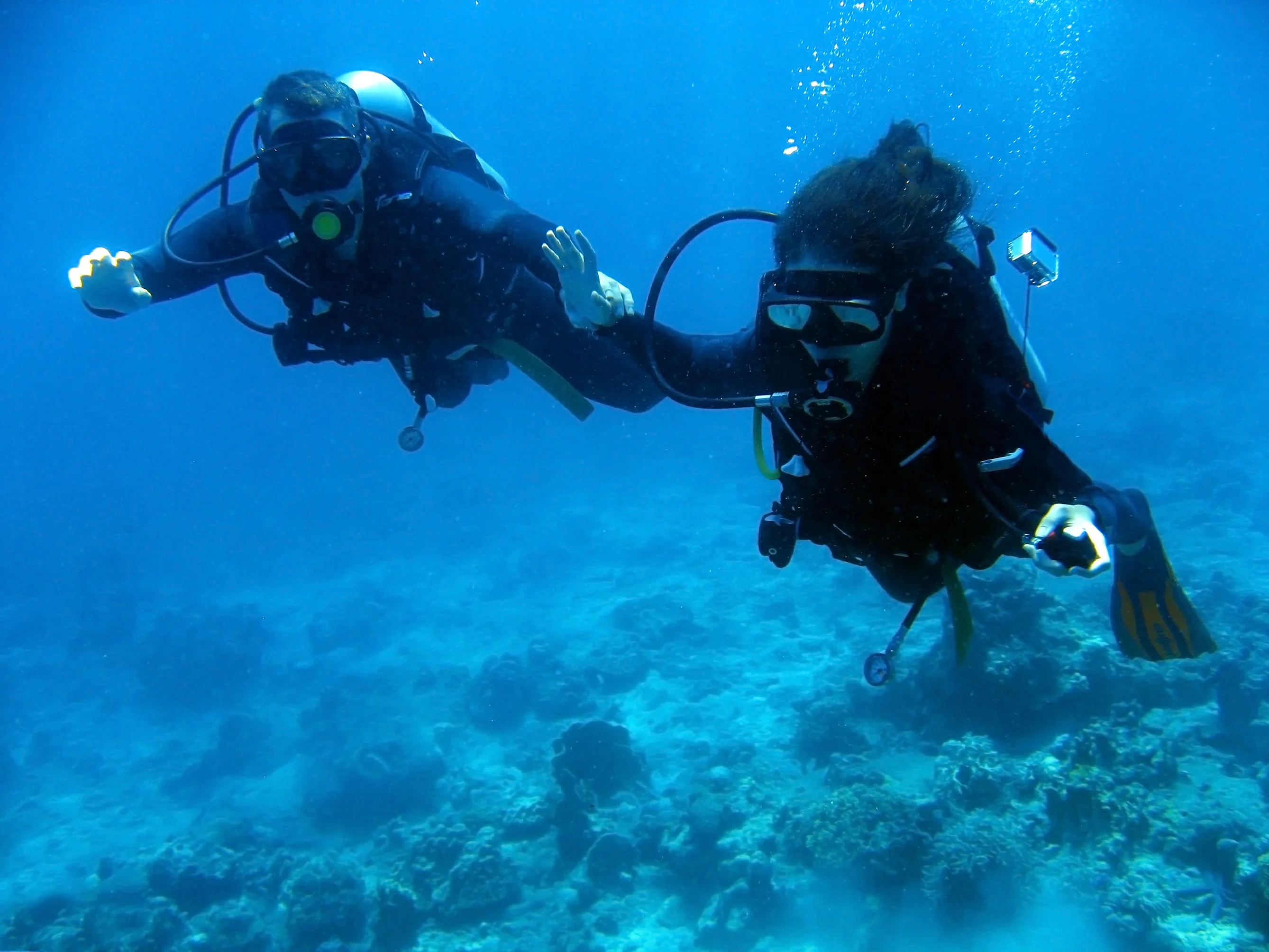 Instructor SDI guiando un curso Open Water Diver en Mahahual